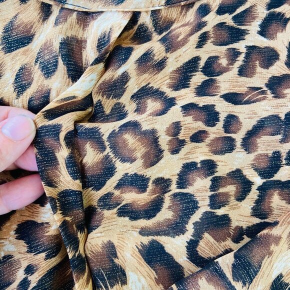✨2/$20✨ Jacaranda Tiger patterned blouse with gold threading Size Medium - Picture 7 of 9
